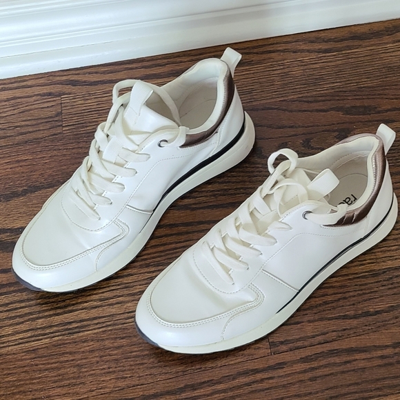 Like New Women's Athletic/Leisure white shoe. size 8 - Picture 6 of 7